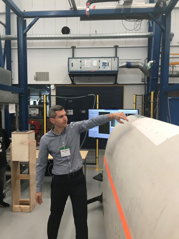 TuD Andrei Asinimov demonstrating the laserline scanner for blade inspections during the lab tour web